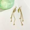 Pendientes coreanos elegantes con borlas de diamantes en forma de hoja para mujer, nuevos pendientes de plata S925 con diseño de aguja, súper hada, orejas delgadas y modernas.