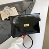 Bolso Cuadrado Pequeño 2026 Modelo Nuevo Bolso de Hombro de Cuero Suave de Alto Valor Diseño de Nicho Moderno Bolso Cruzado Versátil y Sencillo