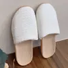 2025 Nuevas Pantuflas de Lino para Mujer Verano Parejas Cuadros Sandalias Ligeras Pantuflas Uso en Casa Interior Resistentes al Desgaste Cuatro Estaciones Ropa de Exterior