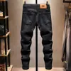 Jeans negros de alta gama para hombre, estilo otoño e invierno, marca de moda, casual, versátil, corte ajustado, pantalones skinny, nuevo modelo 2024 para hombre