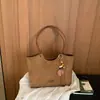 Novedad Otoño 2026 Bolso Tote de Hombro Único de Alto Valor, a la Moda, con Personalidad, Sensación Relajada, para Debajo del Brazo