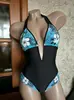 Maiô Peça Única Azul Floral Patchwork com Gola Halter e Decote em V Profundo para Mulheres, Corte Justo, Moda Praia para Férias Atacado 2026