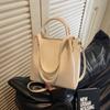 Bolso de Mano Exterior Individual Nuevo de Moda de Alta Gama para Viaje Popular de Hombro Cruzado para Mujer Estilo Coreano Diseño Simple Bolso Balde