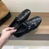 Sapatos de Couro Estilo Britânico Preto com Aumento Oculto de Altura e Forro de Pelúcia para Mulheres, Mocassins Estilo Francês para Combinar com Saias, Outono/Inverno 2025