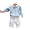 Conjunto de Dos Piezas para Niños Otoño 2026: Cárdigan de Punto Trenzado Azul Claro con Cuello Polo y Pantalones Blancos de Pierna Ancha