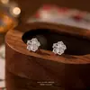 Pendientes de Flor de Ciruelo de Plata de Ley S999 para Mujer Estilo Mori Combinan con Todo Pendientes de Flor Hueca de Plata para Estudiantes Moda Pequeño Fresco Cabello