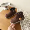 Botas femininas de couro aveludado fino com franjas em estilo étnico retrô, nova moda outono e inverno 2026, botas Martin versáteis de sola macia