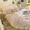 Juego de Cama de Cuatro Piezas de Dibujos Animados de Conejo Rosa con Estrellas y Lunas, Otoño e Invierno, Encaje, Alta Densidad, Terciopelo de Leche, Suave y Agradable para la Piel, Juego de Cama de Tres Piezas para Estudiantes