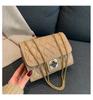 Bolso bandolera de un solo hombro 2023, cuadrado, elegante, moderno, retro, para mujer, nuevo, con cadena acolchada, pequeño, popular, informal, para invierno.