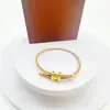 Fivela em Forma de I Dourada Rígida 3D Galvanizada a Cobre com Corda de Aço Pulseira de Mão Ajustável à Prova d'Água e Suor Pronta para Venda