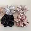 Scrunchie de Cetim Perolado Estilo Coreano com Strass e Pregas, Alto Valor Estético, Acessório Versátil para Prender o Cabelo