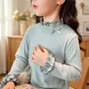 Camiseta básica para niña con dobladillo de volantes y cuello semi-alto, capa interior cálida, dulce y cómoda, con lazo y bordado de encaje, top de manga larga