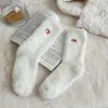 Meias de Veludo de Visão para Mulheres no Inverno, Meias Quentes com Forro de Fleece, Meias de Cano Médio Bordadas com Desenhos Animados Fofos, Meias Felpudas, Brancas