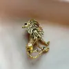 Broche de Lapela Retro Personalidade Europeia e Americana Cabeça de Leão para Homens e Mulheres Acessórios de Medalha Decorativa Ocidental