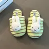 Pantuflas de Peluche Conejito Rayas Dopamina para Mujer Estilo Otoño/Invierno 2026 Antideslizantes Ropa para el Hogar Ropa para Exteriores Cálidas de Algodón con Punta Cerrada