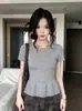 Camiseta Única Hermosa Gris con Hombro de Volantes Manga Corta para Mujer Verano Diseño con Sentido Ajuste Delgado Ceñidor de Cintura Top de Punto