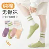Calcetines de algodón acanalados de color liso hasta la mitad de la pantorrilla para estudiantes transfronterizos, Clase A, cálidos para otoño e invierno, de dibujos animados, deportivos, sin costuras, para niños, venta al por mayor