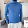 Suéter de tricô de gola alta para homens e mulheres, corte justo, design listrado de luxo leve, camada interna quente para outono e inverno, camisa base casual e versátil