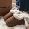 Chinelos de Algodão com Solado Grosso e Aumento de Altura com Salto para Mulheres 2026 Novo Estilo Outono/Inverno Sapatos de Algodão Espessos Antiderrapantes para Casa com Sensação de "Pisando em Merda" para Senhoras