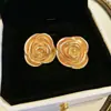 Nuevos Pendientes Dorados de Flor y Mariposa Estilo Chino Retro Simples de Lujo Ligero Pendientes de Gama Alta Pendientes Versátiles de Nicho con Temperamento