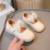 Zapatos pequeños de piel para niña, nueva colección primavera/otoño 2025, elegante diseño de lazo, versátiles zapatos de princesa, zapatos de piel con suela suave para niños de talla mediana y grande