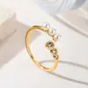Anillo de Luz de Zirconia Incrustada en Oro Real Chapado en Cobre Transfronterizo Europeo y Americano Lujo Ligero Sensación de Alta Gama Anillo para el Dedo Joyería de Mano Versátil Fabricante Venta al por Mayor en Stock