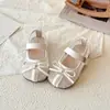 Zapatos de cuero dulces y lindos para niñas estilo Chanel, nuevo modelo de verano 2026, sandalias de moda elegantes con lazo, zapatos de una sola pieza estilo princesa