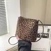 Bolsa de camurça elegante e requintada de ombro único com estampa de leopardo, novo estilo outono 2026, bolsa transversal tipo balde feminina única