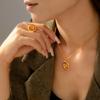 Collar con colgante en forma de espiral de moda simple con personalidad transfronteriza de Europa y Estados Unidos, anillo de acero de titanio chapado en oro de 18 quilates, traje de joyería