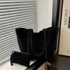 Bolso de Mano Grande de Cuero Gamuzado Retro con Remaches Transfronterizo Europeo y Americano para Mujer Nuevo Primavera Temprana 2026 Bolso de Hombro para Debajo del Brazo