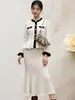 2025 Novo Estilo Outono Moda Francesa Feminina Elegante e Chique Cor Contrastante Gola Redonda Botão de Metal Conjunto de Top + Saia