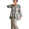 Kimono con estampado floral del sudeste asiático, con mangas holgadas de tres cuartos, usado como capa exterior sobre una camisa de murciélago. Venta al por mayor desde la fábrica de origen