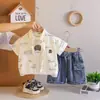 Conjunto de camisa corta casual de dibujos animados a la moda estilo coreano para niños, atuendo de verano para niños pequeños, conjunto de tres piezas de camisa con estampado de letras, moderno al por mayor