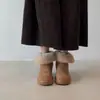Botas de nieve de plataforma modernas y versátiles para mujer, estilo retro, nueva colección de invierno 2026, con detalle de hebilla, diseño reversible y forro grueso de felpa para abrigar.