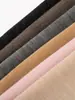 Suéter tricotado 100% lã, intelectual e elegante, para mulheres, com acabamento delicado em renda, gola semi-alta, corte que afina a silhueta e versatilidade para usar como peça base.