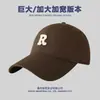 Gorra de béisbol de circunferencia de cabeza grande estilo coreano logo R ala ancha hace que la cara se vea más pequeña gorra de pico profundo corona alta tamaño grande sombrero de corona suave 65 cm