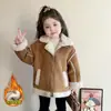 Chaqueta de Forro Polar para Niña Otoño/Invierno 2026 Nuevo Estilo Moda Bebé Niña Engrosada Integrada Cuero y Piel Ropa de Invierno para Niños Top