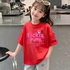 Camiseta Estilosa de Algodão Puro Infantil 2026 Verão Nova Estampa de Letra Fofa Top para Meninas Doce Camiseta de Manga Curta Tendência