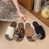 Sandálias Femininas Estilo Férias Retrô Cabedal com Tira Trançada Multicamadas Decoração Floral 3D 2026 Sola Plana Flexível Sensação Leve no Pé Chinelos Femininos
