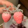 Diseño de Nicho Fresco de Fresa con Lazo Pendientes de Fresa Rosas para Mujer Lindos Pendientes de Botón Dulces Joyería para Orejas de Alta Gama