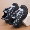 Sapatos femininos, nova coleção outono 2026: tênis esportivos infantis, tênis de corrida com solas macias, para meninas mais velhas, tênis antiderrapantes para atividades ao ar livre e sapatos estilo plataforma