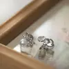 Pensamentos Aconchegantes de Menina Brincos Pequenos de Laço de Pérola Estilo Zhao Lusi Presilhas de Orelha Espiral Anti-Mosquito Tarraxas de Orelha para Mulheres Sem Furo