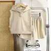 Colete com capuz sem mangas em malha waffle com fechos de pressão, um top casual e moderno para crianças, apresentando um design simples e versátil com caimento solto