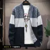 Nuevo Suéter Holgado de Punto con Cremallera y Cuello Redondo para Hombre Otoño e Invierno 2026 Cardigan Casual Grueso de Punto con Forro de Felpa