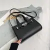 Bolsa Tendência e Versátil para Mulheres, Design de Nicho de Luxo Leve com Textura de Alta Qualidade, Bolsa de Ombro e Transversal Casual Estilosa