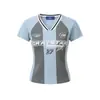Camiseta Feminina Patchwork Estilo Americano Picante com Decote V e Manga Curta, Verão 2026, Slim Fit, Ajustada na Cintura, Inspirada em Jersey, Top com Design Único