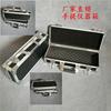 Los fabricantes de cajas de aluminio venden cajas de instrumentos portátiles de aleación de aluminio con rayas negras y suministran cajas de herramientas para exhibición de productos.