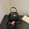 Nova bolsa de mão casual e fashion estilo coreano, com design simples e elegante, uma bolsa de ombro que também pode ser usada na transversal, perfeita para o verão de 2026, uma mini bolsa quadrada para mulheres