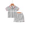 Terno de camisa polo de verão para meninos 2025 Novo estilo ocidental Roupas de verão para bebês Roupas infantis legais de manga curta