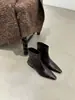 Botas estilo Martin de salto grosso com bico quadrado para mulheres, novidade outono e inverno 2026, botinhas de salto médio vintage finas para mulheres